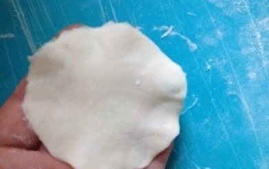 香菇猪肉灌汤蒸饺,包入馅料(冻起来很好包,可以多包些料哦),盘中刷油后放入饺子;水沸后转中大火蒸6-8分钟即可(视大小)。