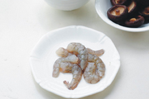 百花酿香菇,将虾剥去虾壳,挑去沙线备用。