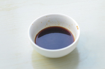 孔雀开屏鱼,将<a style='color:red;display:inline-block;' href='/shicai/ 864'>蒸鱼豉油</a>与同量清水混合调成味汁,小火烧开。