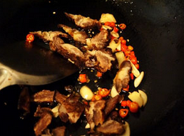 腊味干锅菜花,锅内放油烧热，下姜片、小米椒、腊肉煸香。