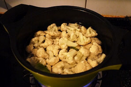 腊味干锅菜花,下菜花翻炒