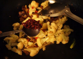 腊味干锅菜花,加入豆瓣酱、<a style='color:red;display:inline-block;' href='/shicai/ 762'>老抽</a>、盐调味，翻炒到菜花上色