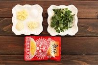 酸辣粉,在此期间我们可以准备姜末,蒜末,香菜,榨菜