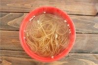 酸辣粉,冲入开水,家里有高汤什么的,加入味道更棒