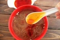 酸辣粉,倒入秘制红油~(秘制红油是精髓,用30几种香料熬制的,回头分享方子)没有的可以用老干妈油辣椒代替