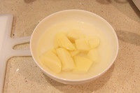 土豆泥蔬菜饭团,<a style='color:red;display:inline-block;' href='/shicai/ 23'>土豆</a>去皮切块,加水,微波炉高火8分钟。