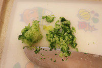 土豆泥蔬菜饭团,切西兰花顶部绿色部分,留用。