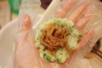 土豆泥蔬菜饭团,取一些饭,压扁,中间放上馅料。