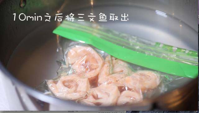 低温三文鱼,把三文鱼卷放入真空袋中,插入吸管,慢慢用嘴将真空袋中空气抽干,形成真空三文鱼状态。
放入60摄氏度的低温水中烹调,10分钟后将三文鱼取出
