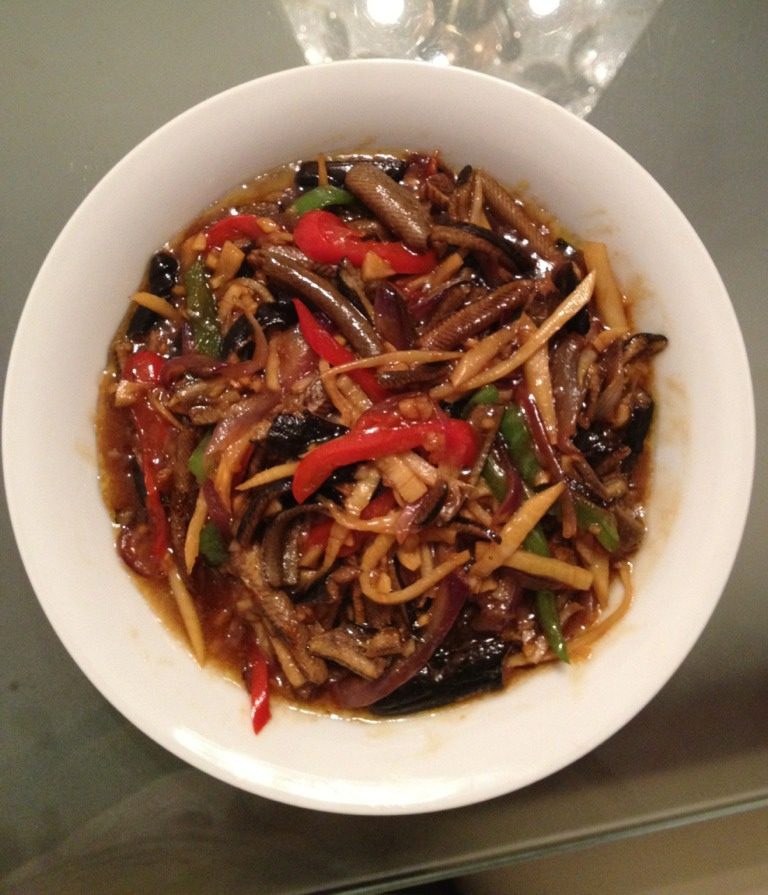 青椒、红椒、笋丝、洋葱炒鳝丝