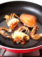 避风塘炒蟹,起油锅,油可以多倒一些,8成热时,放入蟹肉,蒜蓉炸香后捞起