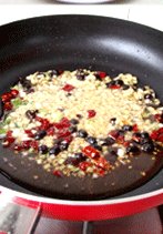 避风塘炒蟹,锅内留一些余油,将泡制一天的3中佐料倒入锅中,放入<a style='color:red;display:inline-block;' href='/shicai/ 86474'>干辣椒</a>碎一起炒香。