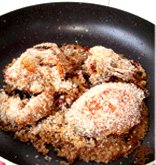 避风塘炒蟹,看到蒜蓉都炒成焦黄色时,倒入部分<a style='color:red;display:inline-block;' href='/shicai/ 588'>面包糠</a>增加色泽