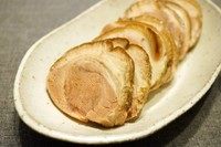 梅酒冰糖扎蹄,第二天取出切片,做蘸酱:油锅爆香蒜末、姜末,关火,倒入生抽,搅拌均匀,倒进碟子,撒些香菜末。