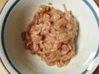 仔姜炒肉丝,猪肉加1茶匙淀粉、1汤匙(15ml)酱油和适量水延顺时针方向拌匀,腌制15分钟,让肉充分吸收水分。