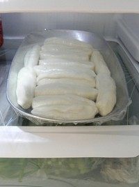 油泼扯面,刷好油的面剂子盖上保鲜膜放进冰箱冷藏,再饧2-4个小时。