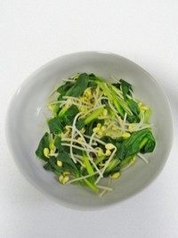 油泼扯面,将小油菜和豆芽盛出装碗。