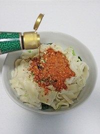油泼扯面,捞出放在装小油菜和豆芽的碗里,在撒上辣椒面,葱花蒜末,盐和<a style='color:red;display:inline-block;' href='/shicai/ 864'>蒸鱼豉油</a>。
