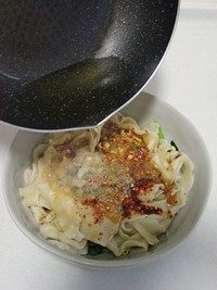 油泼扯面,另起一锅,倒油烧至油7成热,将热油泼在<a style='color:red;display:inline-block;' href='/shicai/ 761'>辣椒粉</a>和葱蒜末上,拌匀就可以了。