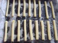 花生巧克力棒,摆入烤盘,170度中层烤12分钟左右