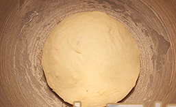 灯笼面包,用温<a style='color:red;display:inline-block;' href='/shicai/ 219'>牛奶</a>将酵母融化,然后将中种面团原料全部放入立式搅拌器中,低速拌匀后在室温发酵1hr,之后放入冰箱冷藏12-18hr