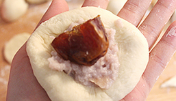 灯笼面包,然后将50g面团(留2个不要放馅儿)稍微擀平,把芋泥和蜜枣包进去