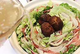 千层白菜猪肉火锅,注入<a style='color:red;display:inline-block;' href='/shicai/ 845'>高汤</a>,大火煮开,然后转小火再焖个20min即可食用了