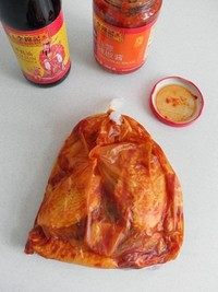 蒜香烤翅,系上袋口,用手来回揉捏,使酱汁均匀的裹在鸡翅上。