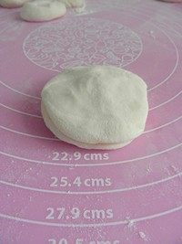 能卷一切的饼,再取一个面剂子,整理成圆形按压成圆饼叠放在上面。