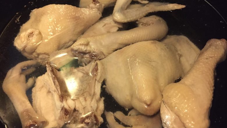 滋补鸡汤,如图用冷水冲洗干净鸡肉上的浮末,重新加入冷水下锅大火烧开,撇去浮末以及油脂,加入<a style='color:red;display:inline-block;' href='/shicai/ 37'>姜</a>片大火炖煮15分钟,撇去浮末和油脂转小火炖煮两个小时