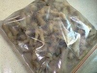 沙姜凤爪,凤爪沥干水装进密实袋,放进冰箱冷冻层30分钟,急冻可使凤爪肉质更具韧性、弹性
