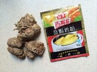 沙姜凤爪,开始制作酱料,此道美食必不可少的两种调味料是鲜沙姜和<a style='color:red;display:inline-block;' href='/shicai/ 50968'>盐焗鸡粉</a>,如果实在买不到鲜沙姜,就只能用沙姜粉代替,味道肯定会欠缺一点