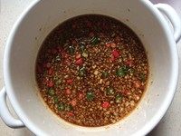 沙姜凤爪,沙姜和蒜切末,把所有调味料加进去,搅拌均匀,今天没放<a style='color:red;display:inline-block;' href='/shicai/ 761'>辣椒粉</a>,直接切了点贼辣的小米椒圈进去