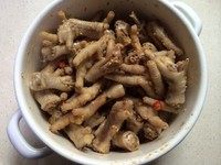 沙姜凤爪,把凤爪从冰箱取出,放进酱料中捞匀,1个小时后再捞一次,使味道均匀,大约3个小时左右即可食用