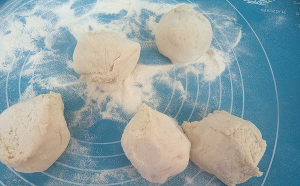 天津蒸饼,醒发好的面揉实,做成大小适中的面剂