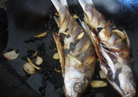 豆豉鲮鱼,放入炸好的鲮鱼,烧到收汁,起锅撒葱花。