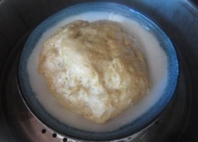 四喜烤麸,取一个大碗,抹上油,放入发好的面筋