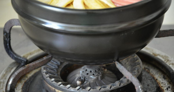 石锅拌饭,石锅用小火加热,直到发出滋滋滋的声音后即可关火