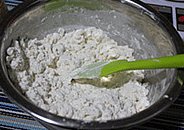 新疆大饼,稍微搅拌,这时很干,不成团。