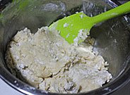 新疆大饼,加入<a style='color:red;display:inline-block;' href='/shicai/ 865'>蜂蜜</a>,成团边缘会裂,比较干。
