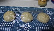 新疆大饼,取出排气,分成3份,松弛10分钟。