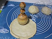 新疆大饼,按压成饼型,馕针扎孔,没有馕针可用叉子。