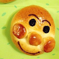 面包超人,面包晾凉后,用巧克力笔画上眉毛和嘴巴即成。