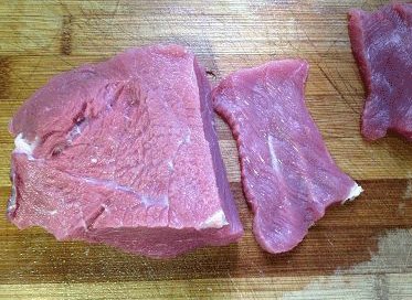 香辣手撕牛肉干,<a style='color:red;display:inline-block;' href='/shicai/ 7036'>牛里脊肉</a>顺着肉的纹路(跟平时切正好相反,要顺着切,这样成品才可以手撕出长条)切约3MM厚片;