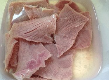 香辣手撕牛肉干,放入清水中浸泡一小时,中途换水1-2次;