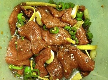 香辣手撕牛肉干,加入其他全部调味料,抓匀,冰箱冷藏腌制24小时;