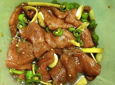 香辣手撕牛肉干,加入其他全部调味料，抓匀，冰箱冷藏腌制２４小时；