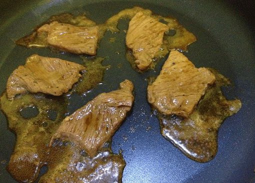香辣手撕牛肉干,中小火干煎至出汁,用纸巾吸干汁水或倒出汁水,将牛肉片烙至两面变色略焦,盛出;