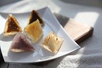 星冰粽酸奶慕斯杯,星冰粽吃之前9——4小时从冷冻室移入冷藏室。剥去粽叶以后,就是这么一个小巧又晶莹的小粽子!阳光下简直好看死了