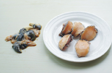 葱油鲍鱼,将鲍鱼肉剥出壳,刷干净壳,再剔去黑色的泥状部位,将肉洗净备用。